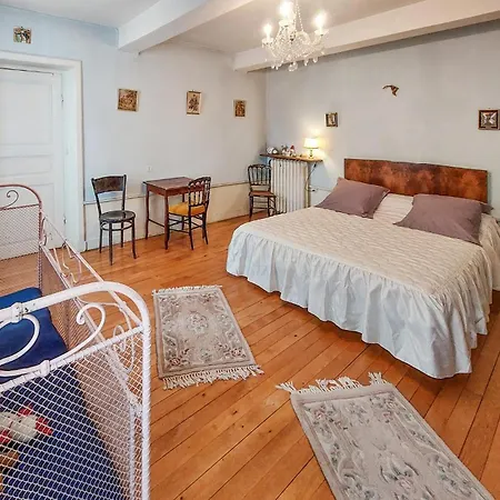 7 Bedroom Awesome In * Charlieu